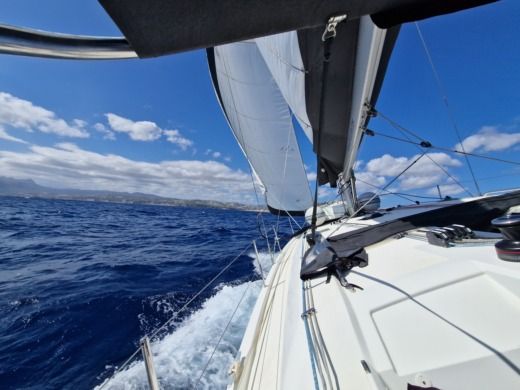 Dénia Sailboat Beneteau Oceanis 40 alt tag text