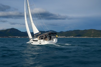 Hire Sailboat Jeanneau Sun Odyssey 519 Paros