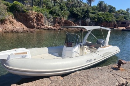 Alquiler Neumática Capelli Tempest 770 Luxe Fréjus