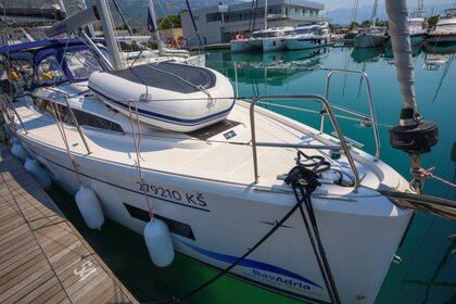Charter Sailboat Bavaria Yachtbau Bavaria C38 Brač