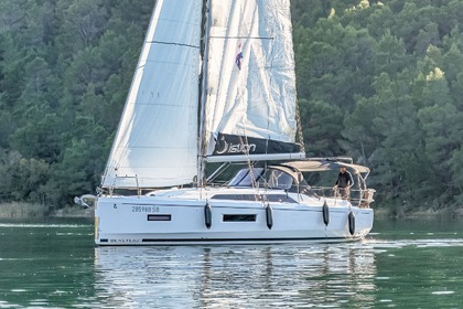 Hire Sailboat Bénéteau Oceanis 37.1 Skradin
