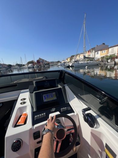 Les Issambres Motorboat Karnic CS700S alt tag text