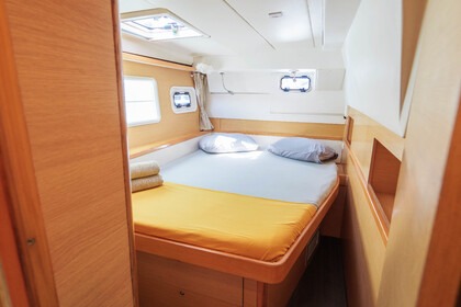 Charter Catamaran Lagoon Lagoon 400 S2 Tahiti