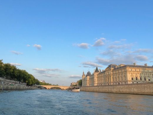 Paris arrondissement Motorboat Bassboat Smartliner alt tag text