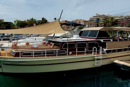 Hire Motor yacht super van craft 1600 Antibes