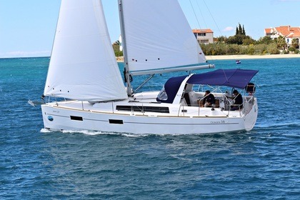 Charter Sailboat BENETEAU OCEANIS 38.1 BT Sukošan