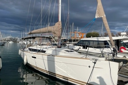 Rental Sailboat JEANNEAU SUN ODYSSEY 379 Q La Rochelle