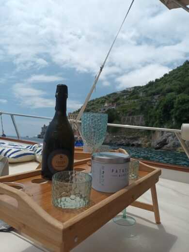 Amalfi Motorboat Apreamare Smeraldo 8 carburante e skipper incluso alt tag text