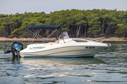 Hire Motorboat Quicksilver Commander 635 WA Punat