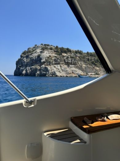 Rhodes Motorboat Windy Scirocco 33ft alt tag text