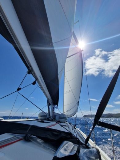 Dénia Sailboat Beneteau Oceanis 40 alt tag text