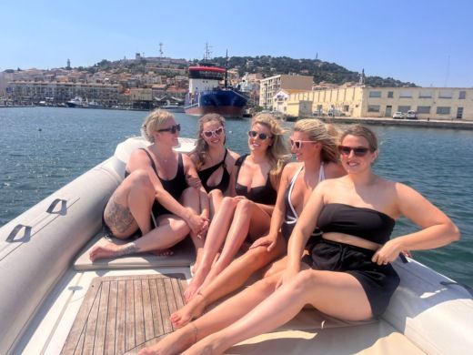 Sète Motorboat Black Fin ELEGANCE 28 alt tag text