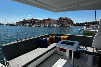 Hire Motor yacht Beneteau Antares 11 Tribunj