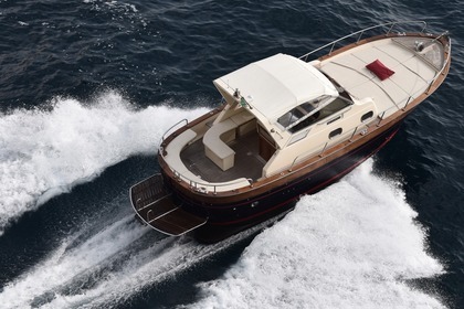 Charter Motorboat Apreamare 9 semicabinato Capri