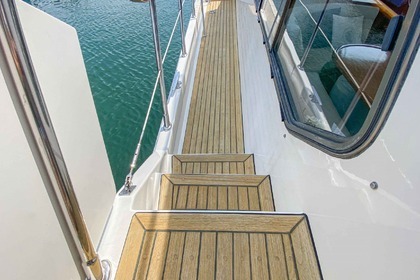 Charter Motorboat KHA SHING ENTERPRISES CO. TRADER 54 SUNDECK Belfast