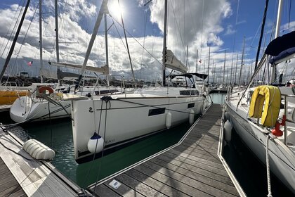 Hire Sailboat Bénéteau Oceanis 38.1 La Rochelle