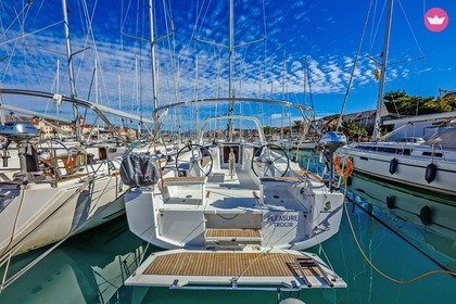 Hire Sailboat BENETEAU OCEANIS 38.1 Trogir
