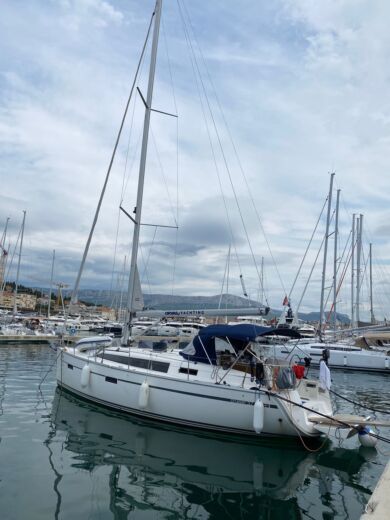 Split Sailboat  Bavaria 37 Cruiser alt tag text