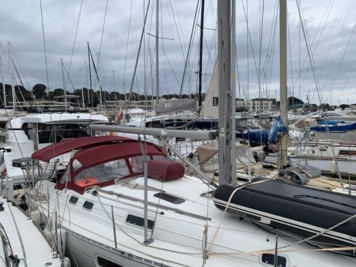 Saint-Mandrier-sur-Mer Sailboat Beneteau Oceanis 351 alt tag text