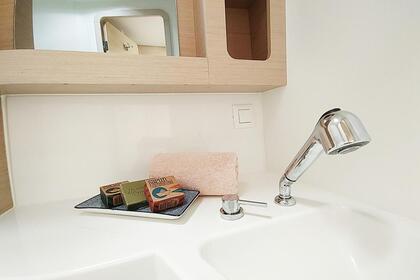 Charter Catamaran Lagoon-Bénéteau Lagoon 42 - 3 + 1 cab. Marina Frapa