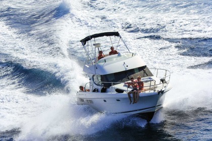 Hire Motorboat JEANNEAU PRESTIGE 32 Sainte-Maxime