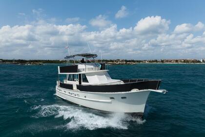 Charter Motorboat Hatteras 53 Puerto Aventuras