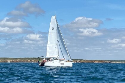 Hire Sailboat Beneteau Oceanis 30.1 Les Sables-d'Olonne