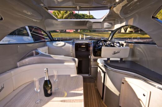 Motorboat Mirakul 30 Hardtop Boat layout