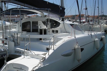 Charter Catamaran Fountaine Pajot Lavezzi 40 Punat