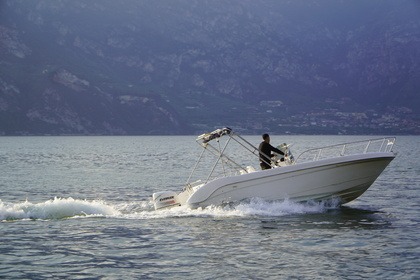 Rental Motorboat Saver 690 Open Malcesine