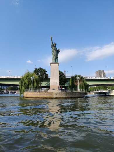 Parigi Motorboat Bayliner VR5 Bow Rider HB alt tag text