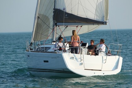 Hire Sailboat JEANNEAU Sun Odyssey 379 Tunas do Paraná