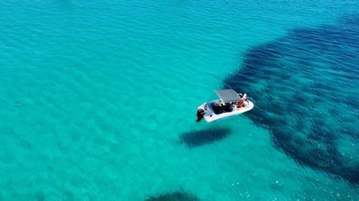 Split Motorboat Prince 570 OPEN alt tag text