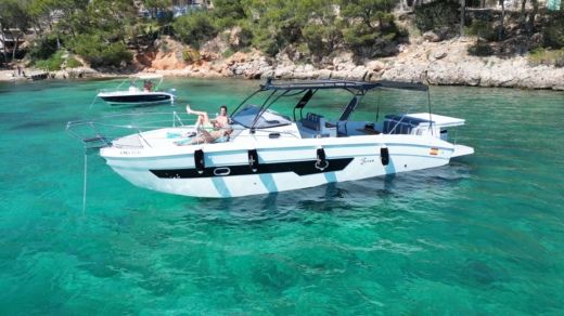 Motorboat Saver 330 WA Boat layout