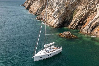 Hire Sailboat Bénéteau Oceanis 37.1 Tunas do Paraná