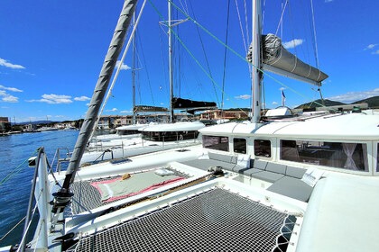 Charter Catamaran Lagoon LAGOON 450F Grimaud