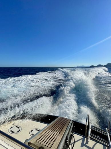 Rodes Motorboat Sea Ray 410 Express Cruiser alt tag text