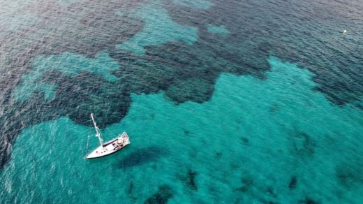 Hyères Sailboat BENETEAU OCEANIS 423 alt tag text