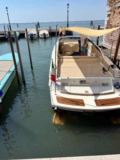 Venedig Motorboat Profilmarine Cherokee 35 alt tag text