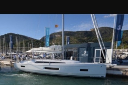 Hire Sailboat Beneteau Oceanis 40.1 Volos Port