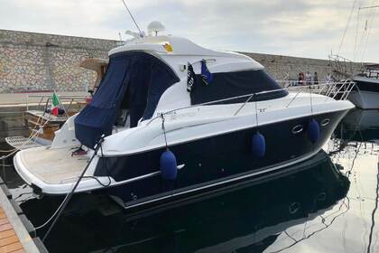 Noleggio Barca a motore Bavaria Bavaria 33 Sport ht Arona