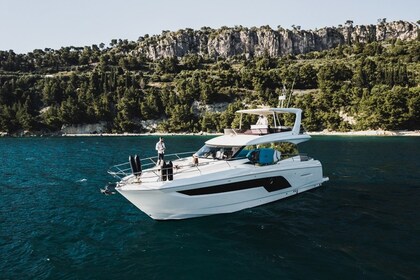 Rental Motor yacht Jeanneau Prestige 590 Fly Podstrana
