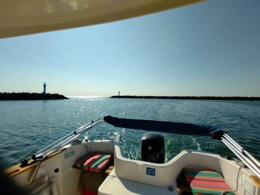 Marseillan Motorboat QUICKSILVER 5.8 pilothouse alt tag text