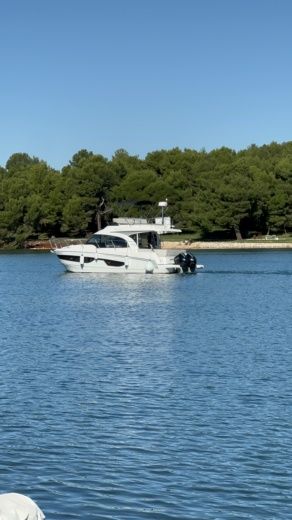 Medolino Motorboat Beneteau Antares 11 Fly alt tag text