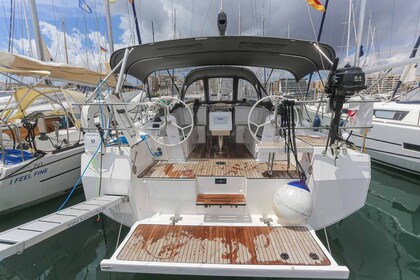 Hire Sailboat Bavaria Yachtbau Bavaria C38 Palma de Mallorca