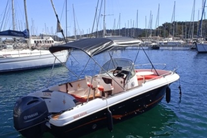 Charter Motorboat JEANNEAU CAP CAMARAT 625 Hyères