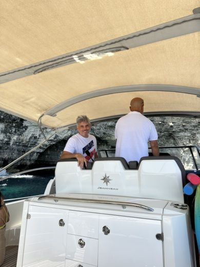 L-Imsida Motorboat Jeanneau Cap Camarat 10.5WA alt tag text