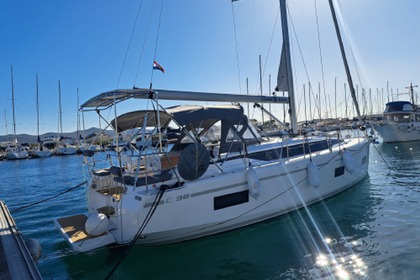 Noleggio Barca a vela  Bavaria C38 Zara