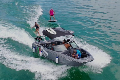 Noleggio Barca a motore Mastercraft Xt22 Verbania