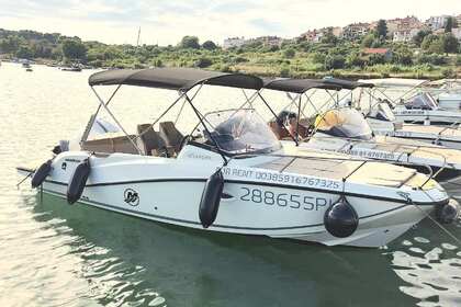Miete Motorboot QUICKSILVER ACTIVE 675 Sundeck with Mercury 200 V6 -YEAR 2024. Pula